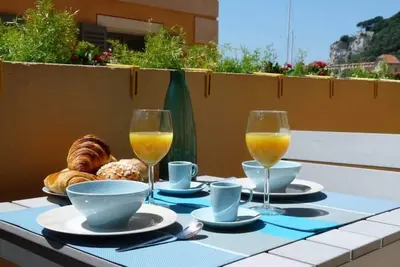 Image de Chic studio terrasse et belle vue du port, 100m de la plage, parking possible