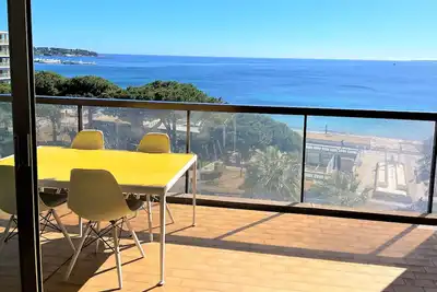 Image de Vue mer panoramique, face à la plage, terrasse, central, climatisation, parking,