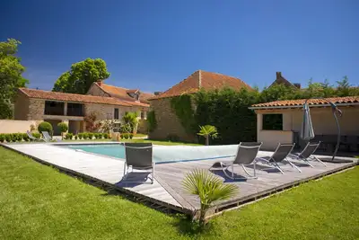 Image de Maison de caractere avec beaucoup de charme et une piscine privée