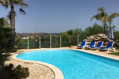 Image de Villa perchée avec une vue imprenable et une belle piscine. Inc. air-con,