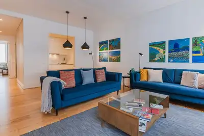 Image de Downtown by the River Apartment by LovelyStay
