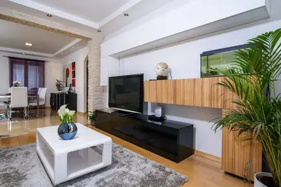 Appartement moderne extra large jusqu'à 2:09 personnes dans le centre de la ville Unesco