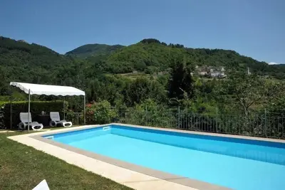 Image de Traditional style stone cottage with private pool