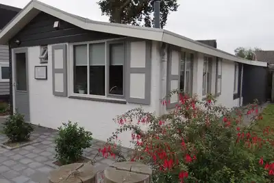 Image de Maison individuelle attrayante et soignée avec un magnifique jardin ensoleillé près de la mer.