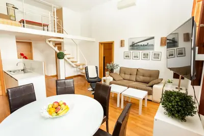 Image de Fantastique 1 chambre avec de hauts plafonds dans un bâtiment historique.