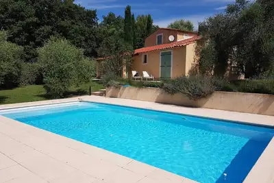 Image de Villa de luxe dans un quartier calme avec piscine privée