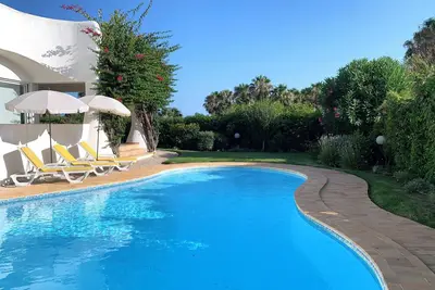 Image de Magnifique villa, piscine, vue mer, à 5 min. à pied de la plage, jardin, A \/ C, Wifi,