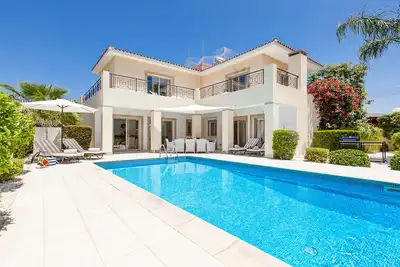 Image de Piscine privée chauffée + bain à remous, Wifi, élégamment meublées, Nr Paphos / Coral Bay