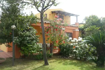 Image de tortoli arbatax: villa cossue \/ prestige avec jardin vert et fleuri