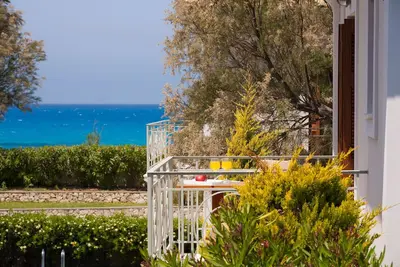 Image de Aeriko-Ammos Beachfront villa avec vue imprenable et piscine privée.