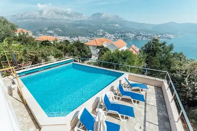 Image de Villa individuelle avec piscine privée chauffée et vue imprenable sur Boka Kotorska
