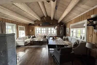Chalet de luxe avec vue panoramique sur le parcours de golf.