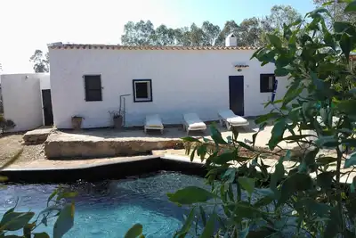 Image de Ancienne ferme avec piscine privée.