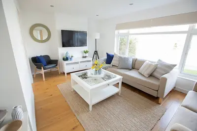 Image de Bungalow spacieux et indépendant, cadre paisible, 60+ 5 * excellentes critiques sur tous les sites.