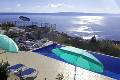 Image de Villa neuve avec vue sur la mer et grande terrasse