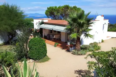 Image de L'Annexe. Tranquille bungalow / gîte dans les collines au-dessus de Begur avec une vue imprenable