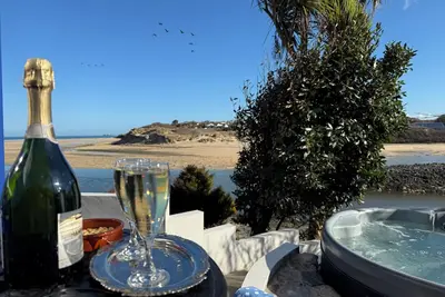 Image de Stunning Beach House on St. Ives Bay, former studio of artist John Miller.