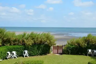 Image de Characterful Family Villa With Garden On The Seafront, direct beach access