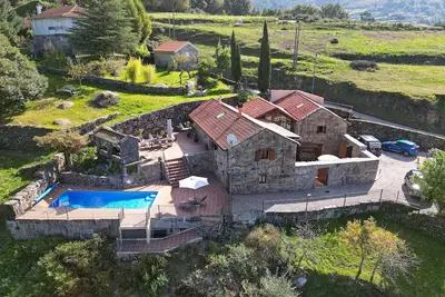 Superbe villa avec piscine dans un hameau rural mis en place dans les collines au-dessus de Vigo