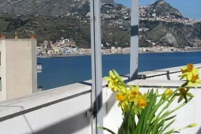 Image de 1- front de mer Chambre Appartement Avec Perfect View Over Sea & Etna