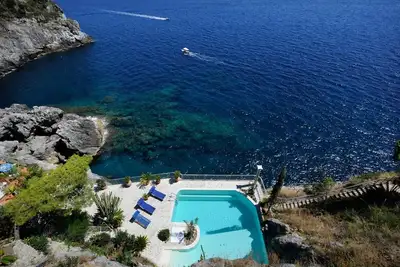 Image de Villa Azzurra avec piscine privée et accès à la mer