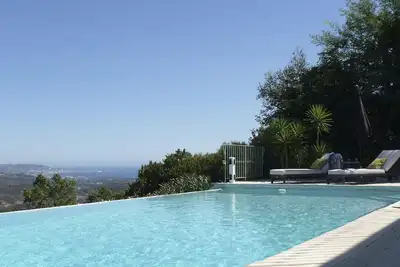 Image de Villa élégamment rénovée avec piscine à débordement chauffée et vue sur la mer sur Cannes