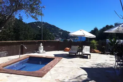 Image de maison d'Ibiza avec grand jacuzzi et vue sur la mer en plein air. (Etv / 0893. E)