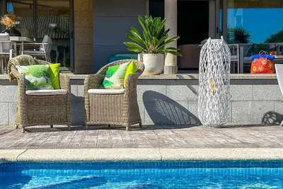 Image de Villa spacieuse, luxueuse et confortable. Situé sur la plage de Montalvo.