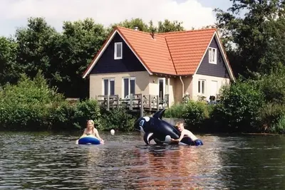 Image de Grande maison avec forêt et le lac