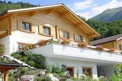 Image de Chalet Suisse traditionnel, de luxe, près des pistes de ski