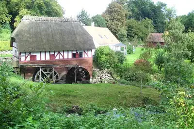 Restez idylliquement dans l'ancien moulin à eau et le lac.