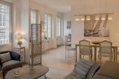 Image de Appt 76m2 Elégant et Lumineux au Coeur des remparts. 2 Chambres 2 Sdb