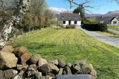 Maison Croft traditionnelle avec jardin privé et vue sur la montagne.