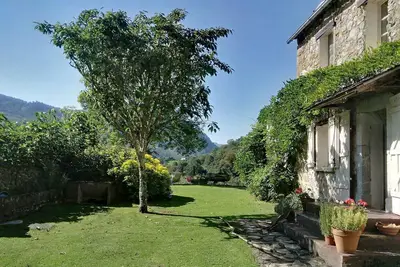 Image de Ferme pyrénéenne dans ses propres champs et bois