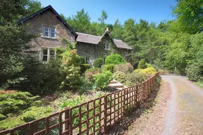 Image de Large country house with outdoor hot tub and Bbq house and lovely gardens.