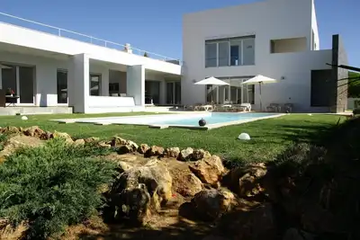 Image de Villa de charme avec piscine privée surplombant la mer et sur la plage