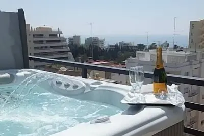 Spectaculaire Penthouse avec bain à remous, Wrap Around terrasse, vue mer et montagne.