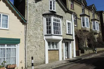 Image de Cottage en pierre de caractère, au cœur du vieux village, à 10 minutes à pied de la plage!