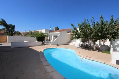 Image de Casa Carpa A, Idéal pour vos vacances, proche de la mer, wifi gratuit, air climatisé en option, piscine communautaire, animeaux de compagnie autorisés, plage pour chiens