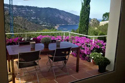 Loft sur la plage d'Aiguablava. Costa Brava. Avec jardin privé et vue sur la mer.