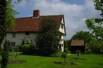Image de Maison rurale en bois du 16e siècle avec piscine chauffée intérieure
