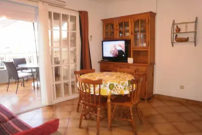 Image de 100 mètres plage appartement. Wifi. A \/ A. Télévision par satellite. Aucun véhicule est nécessaire