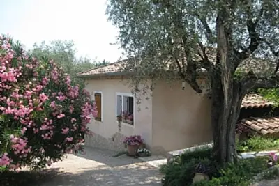 Image de Villa de 65m2 située dans une propriété avec piscine. À proximité Valbonne