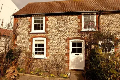 Image de Maison de pêcheur traditionnel seulement verges de la mer