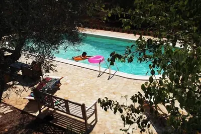 Trullo Odelia offrant 3 chambres, 3 salles de bain & piscine privée sur 1, 2 ha