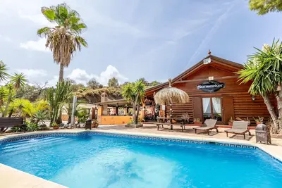Image de Unique Log Cabin Ă Alhaurin El Grande, piscine, + terrasse avec jacuzzi et table de billard