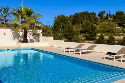 Image de Villa de luxe avec piscine chauffée, dans une nature verdoyante avec une vue magnifique sur la mer