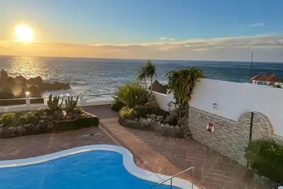 Image de Superbe Oceanfront Villa, côté de la plage, piscine chauffée, jardin tropical