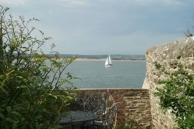 Image de Cottage du 18ème siècle au bord de l'eau, vue panoramique sur la mer, jardin sur cour