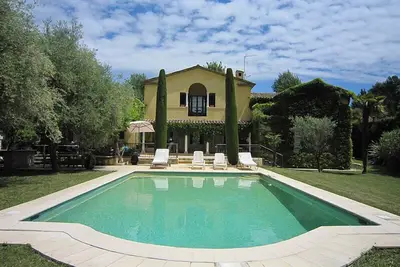 Image de Profitez Ce Incroyablement belle villa avec piscine privée Cour et privé Tennis